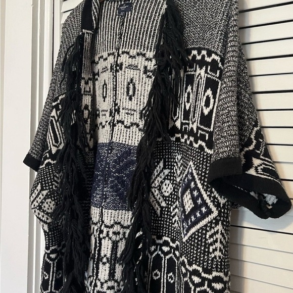 American Eagle Outfitters Black and White Poncho - Picture 10 of 10